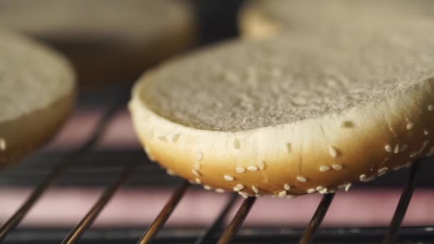 Close-up van brood voor hamburgers op het grillrooster — Stockvideo