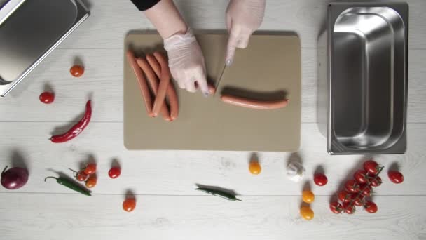 Vue du dessus du chif coupe hot dogs. Cuisson hot dog 