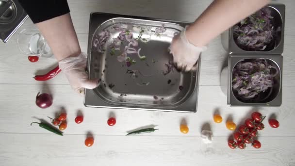 Terbiye edilmiş kırmızı soğan. Turşulu kırmızı soğanın üst görünümü — Stok video