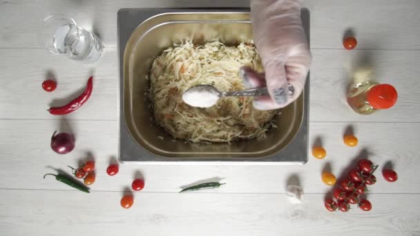 厨师用胡萝卜腌制卷心菜的头像 — 图库视频影像