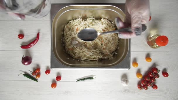 Vista superior de cocineros chef repollo salado con zanahorias — Vídeos de Stock