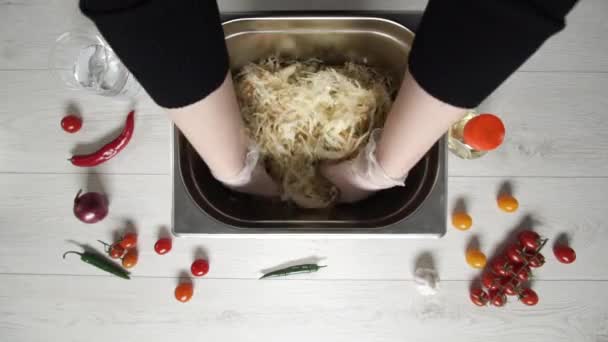 Vista superior de cocineros chef repollo salado con zanahorias — Vídeos de Stock