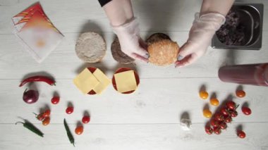 Profesyonel şefin en iyi görüntüsü fast food restoranında lezzetli bir hamburger pişiriyor..