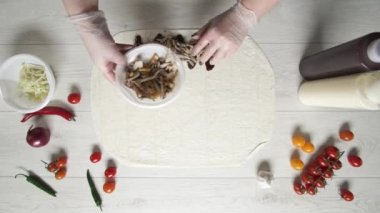 Beyaz eldivenli aşçı tavuk ve patates kızartmasını pide ya da lavda çörek kebabına koyar. Tavuk, patates kızartması, peynir ve sebzeli shawarma pişiriyorum.