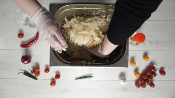 Horní pohled kuchaře kuchaře solené zelí s mrkví — Stock video