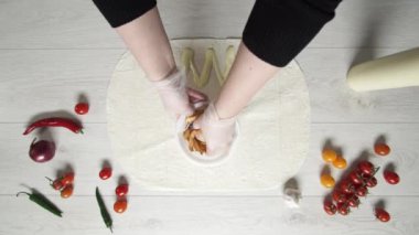 Şefin beyaz eldivenli en iyi görüntüsü tavuk ve patates kızartmasını pide ya da lavda çörek kebabına koyar. Tavuk, patates kızartması, peynir ve sebzeli shawarma pişiriyorum.