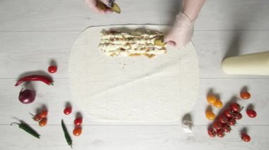 Şefin beyaz eldivenli en iyi görüntüsü, turşuyu pide ya da lavda yapan kebap kebabına koyar. Tavuk, patates kızartması, peynir ve sebzeli shawarma pişiriyorum.