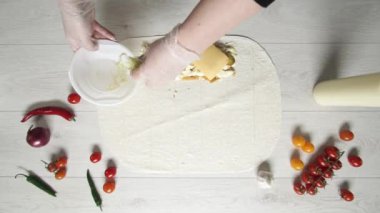 Beyaz eldivenli şefin en iyi görüntüsü lahana kebabını pide ya da lavda yapar. Tavuk, patates kızartması, peynir ve sebzeli shawarma pişiriyorum.