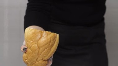 Ekmeğin içinde shawarma yapan eldivenli profesyonel şef.