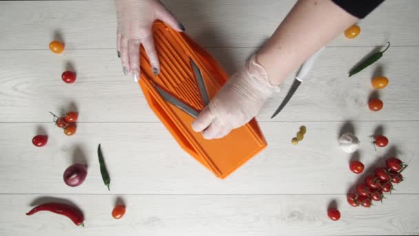 Вид зверху на жінку шеф-кухар розрізає солоний огірок на ґратці — стокове відео