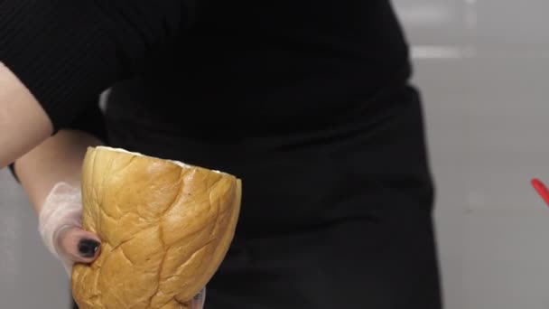 Professionele chef-kok in handschoenen shawarma maken in brood — Stockvideo