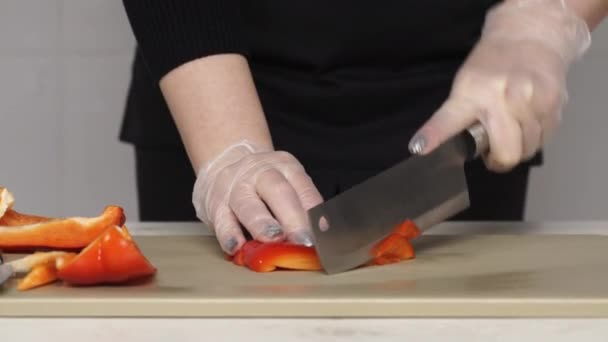 Chef κόβει κινεζική πιπεριά σε πλαστικό πίνακα πάνω όψη — Αρχείο Βίντεο