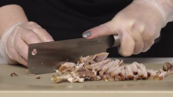 Chef coupe le rôti de porc sur une plaque en plastique — Video