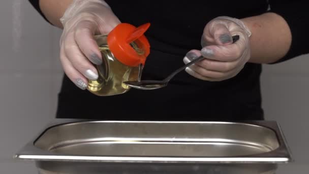 Szef kuchni dodaje oliwy do marynaty czerwonej cebuli. Cebula marynowana czerwona — Wideo stockowe