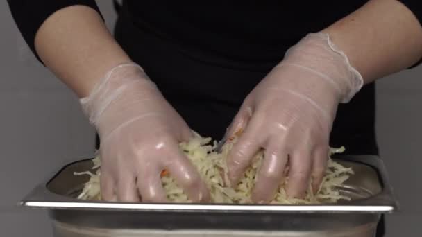Chef cocina repollo salado con zanahorias — Vídeos de Stock