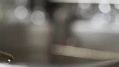 Kızartma makinesinde kızartma pişirme işleminin makro çekimi.