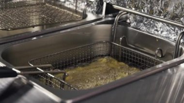 Fritözde patates kızartması pişirme işlemi.