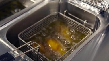 Sağlıksız abur cubur kavramı çok şişmandır. Yakından sıcak yağlı hamur işi kızartması. Kızartma makinesinde leziz etli böreklerin hazırlanması. Kızgın yağda kızarmış turta pişiriyorum..