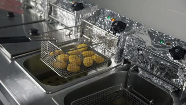 Processus de cuisson des pépites de poulet dans la friteuse — Video