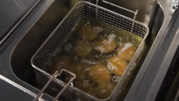 Διαδικασία μαγειρέματος κοτομπουκιάς στη φριτέζα — Αρχείο Βίντεο
