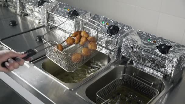 Proces van het koken van kipnuggets in de frituurpan — Stockvideo