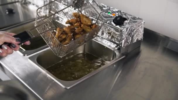 Koken van kippenbuffelvleugels in de frituurpan — Stockvideo