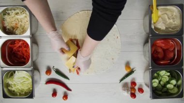 Şefin beyaz eldivenli en iyi görüntüsü lahana, çörek kebabı şavurma ve lavaşla kaplı. Tavuk pirzolası, papper, peynir ve sebzeli Shawarma.