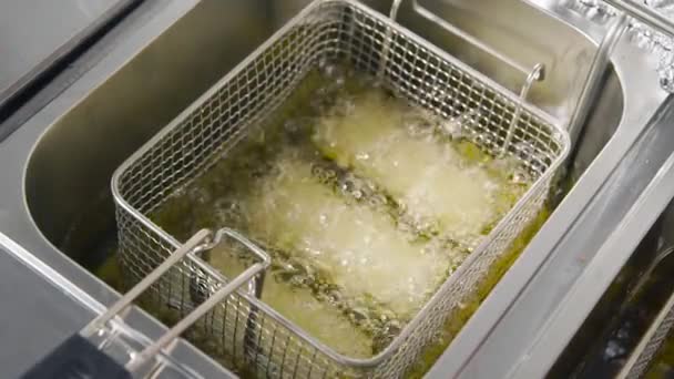 Conceito de lixo insalubre comida muito gorda. Fritura profunda de pastelaria de padaria em close-up de óleo quente. Preparação de deliciosas tortas de carne em uma fritadeira. Cozinhar tortas fritas em óleo quente fervente . — Vídeo de Stock