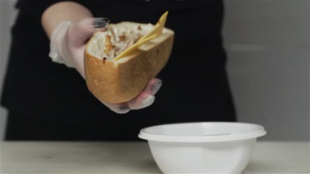 Руки профессионального повара в перчатках, делающего шаурму на бутерброде в хлебе. Шеф-повар в перчатках кладет соус барбекю в сэндвич — стоковое видео