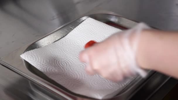 Wash the fruit. Woman puts cutted red bell pepper on wipe — Stock Video