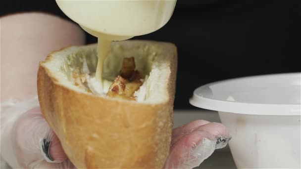 El acercamiento de las manos del cocinero profesional en los guantes que hacen shawarma sobre el bocadillo en el pan. Chef en guantes pone salsa barbacoa en sándwich — Vídeos de Stock