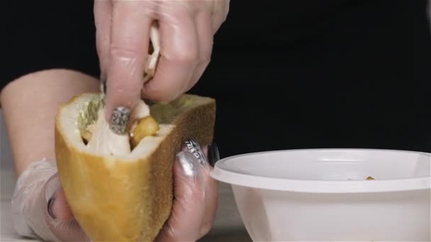 Vista superior de las manos de chef profesional en guantes haciendo shawarma en pan. Chef en guantes pone carne de pollo en shawarma — Vídeos de Stock
