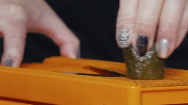 Kobieta szef kuchni tnie solonego ogórka na patelni — Wideo stockowe