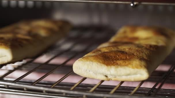 Blätterteigkuchen mit Fleischbacken im Ofen — Stockvideo