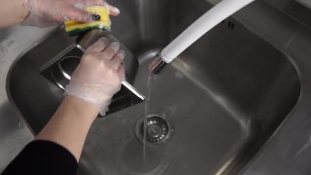महिला रेस्टॉरंटमध्ये स्वयंपाकघरात धातू कंटेनर धुते — स्टॉक व्हिडिओ