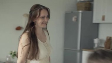 İyi görünümlü beyaz anne, baba ve iki oğullu aileyi oturma odasına kapatın.