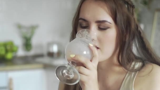 Close up de mãe feliz bebe o milkshake e olha para seus filhos — Vídeo de Stock
