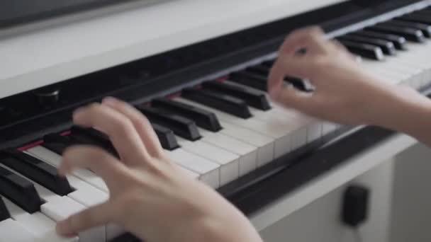 Close-up van tiener jongen spelen piano thuis — Stockvideo