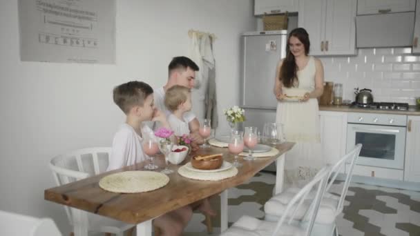 Glad familj äter färska våfflor till frukost i köket hemma — Stockvideo