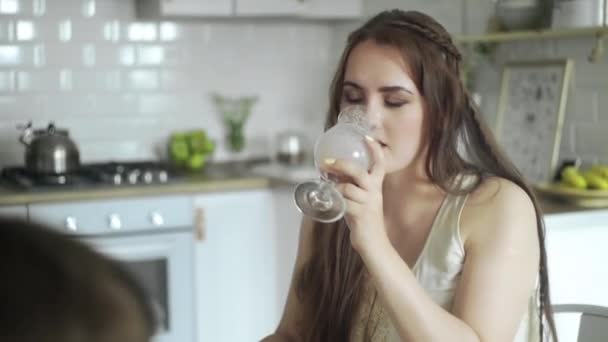 Feliz madre bebe el batido y mira a sus hijos — Vídeos de Stock