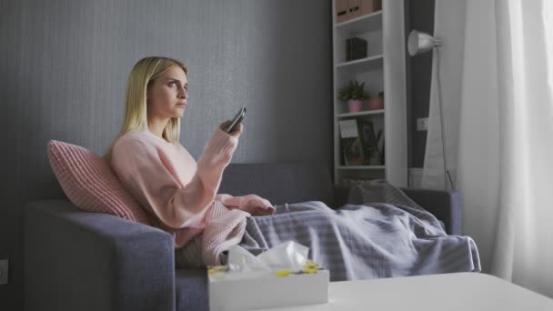 Jeune femme regardant soap opera à la maison et pleurant — Video