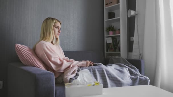 Mujer joven viendo telenovela en casa y llorando — Vídeo de stock