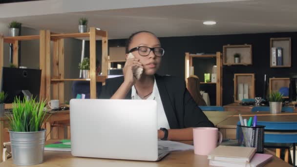 年轻的非洲裔美国妇女在同事办公室通过电话交谈 — 图库视频影像
