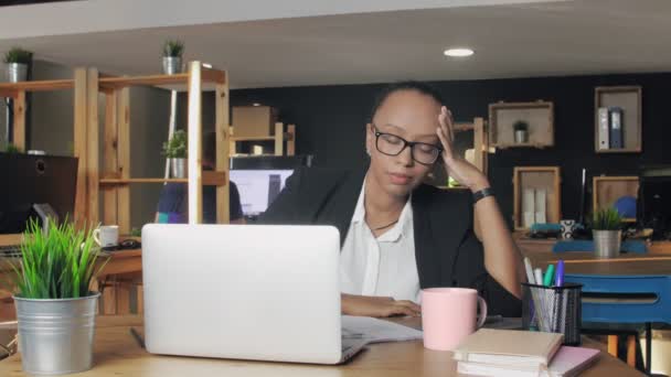 Overworked african american woman sleeping at office — Stock Video