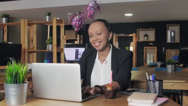 युवा आफ्रिकन अमेरिकन महिला व्यवस्थापक ऑफिस येथे वाढदिवस साजरा — स्टॉक व्हिडिओ