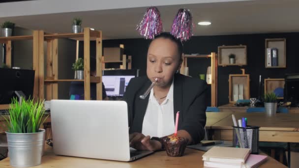 Θλιβερή Αφροαμερικάνα μάνατζερ που γιορτάζει τα γενέθλια της στο γραφείο — Αρχείο Βίντεο