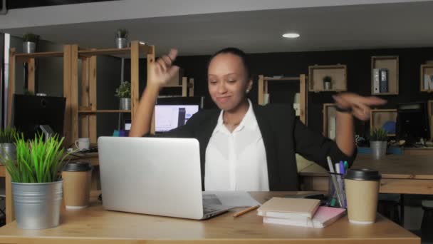 Mulher africana bem sucedida americana dançando em co-working office — Vídeo de Stock