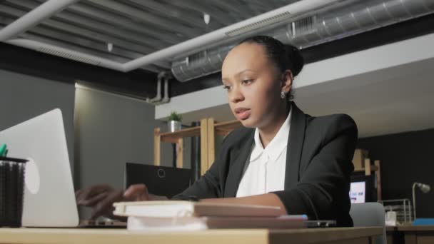 Vista lateral de la joven afroamericana en fecha límite. Apresurarse mujer afro trata de trabajar rápido — Vídeos de Stock