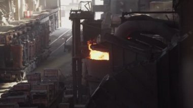 Metalürjik üretim, fabrikadaki sıcak atölyede ekipman, ağır sanayi, mühendislik. Stok görüntüleri. Çelik fabrikasının içine bak..