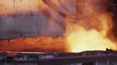 Metal boruların iç kısımlarında gaz kesimi. Uçan çelik boru üretimi kıvılcımları. Fabrikada parlak bir parıltıyla metal kaplama kesen gaz..